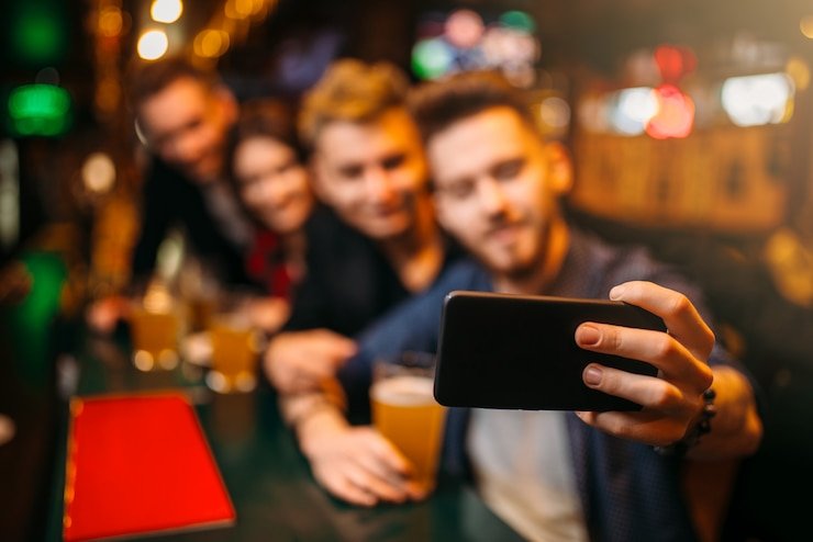 Dealer live casino profesional melayani pemain dengan interaksi langsung di platform digital