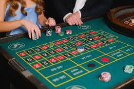 Pengguna menikmati live casino dengan dealer langsung dan tampilan responsif di perangkat mobile